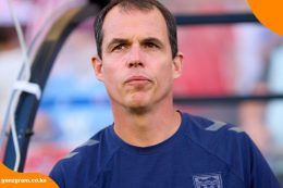 Meet Régis Le Bris: The Sunderland Boss Who Brings a PhD to the Touchline